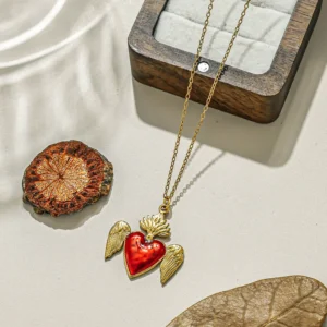 Collar Corazón Alado Rojo Rubí con Corona – Baño en Oro