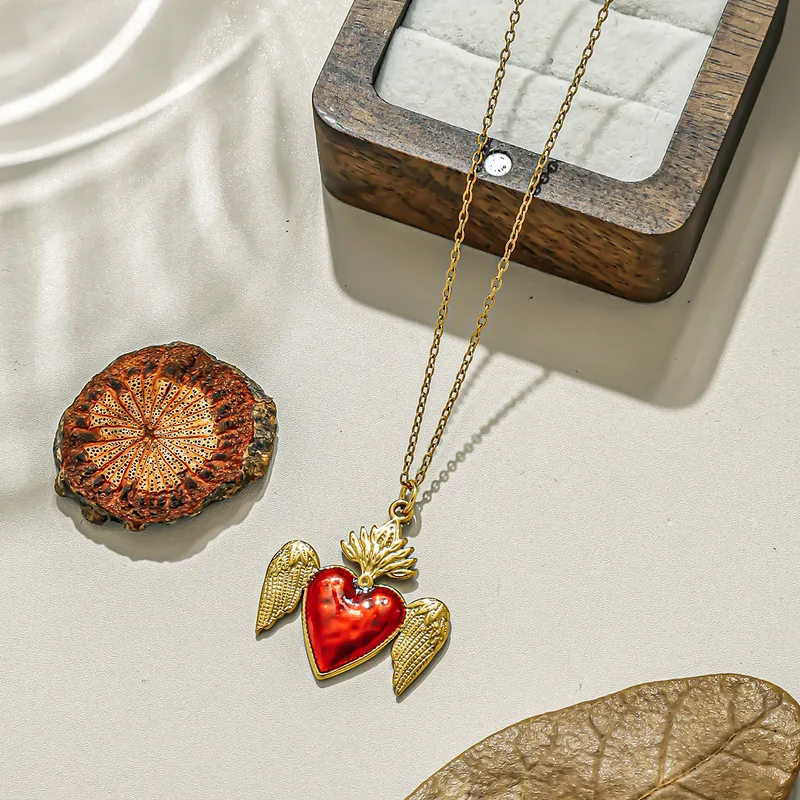 Collar Corazón Alado Rojo Rubí con Corona – Baño en Oro