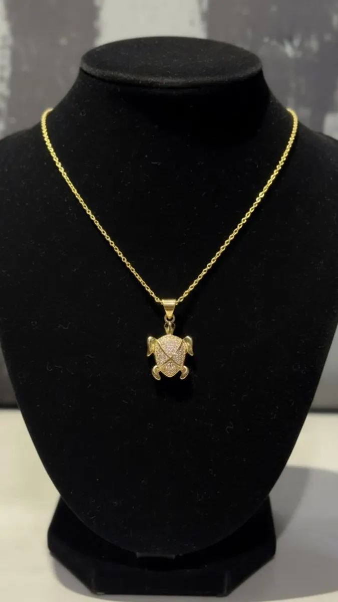 Collar con Dije de Tortuga Marina Pavé y Microcirconias