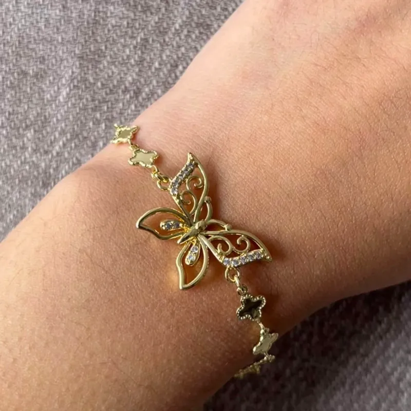 Pulsera Mariposa Filigrana con Microcirconias y Tréboles – Baño en Oro - Image 2
